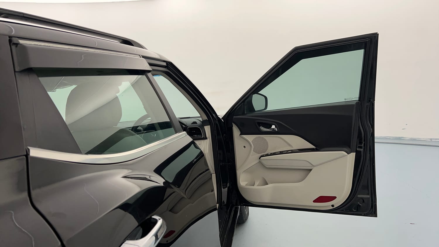 Used 2024 Mahindra XUV 300 W8 (O) 1.5 Diesel Diesel Manual interior RIGHT FRONT DOOR OPEN VIEW