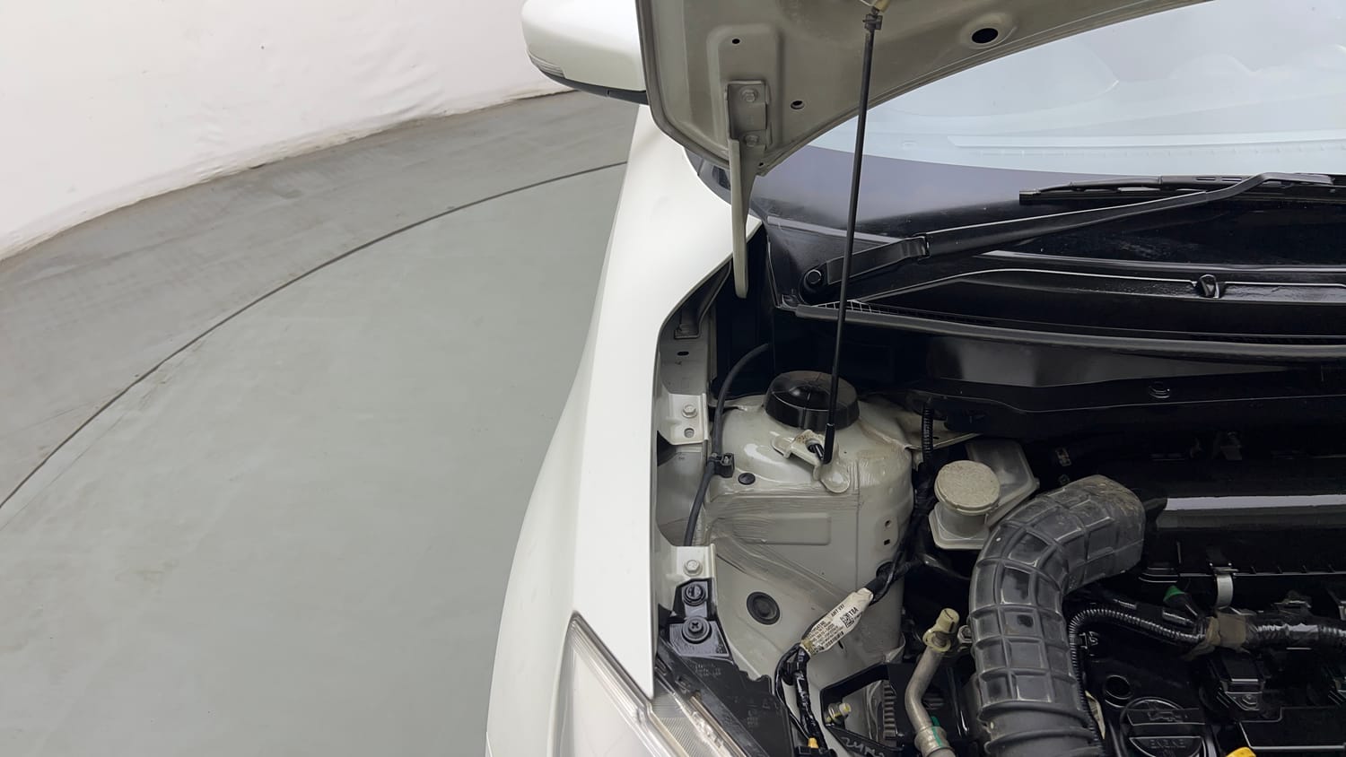 Used 2021 Maruti Suzuki Swift VXi AMT Petrol Automatic engine ENGINE RIGHT SIDE HINGE & APRON VIEW