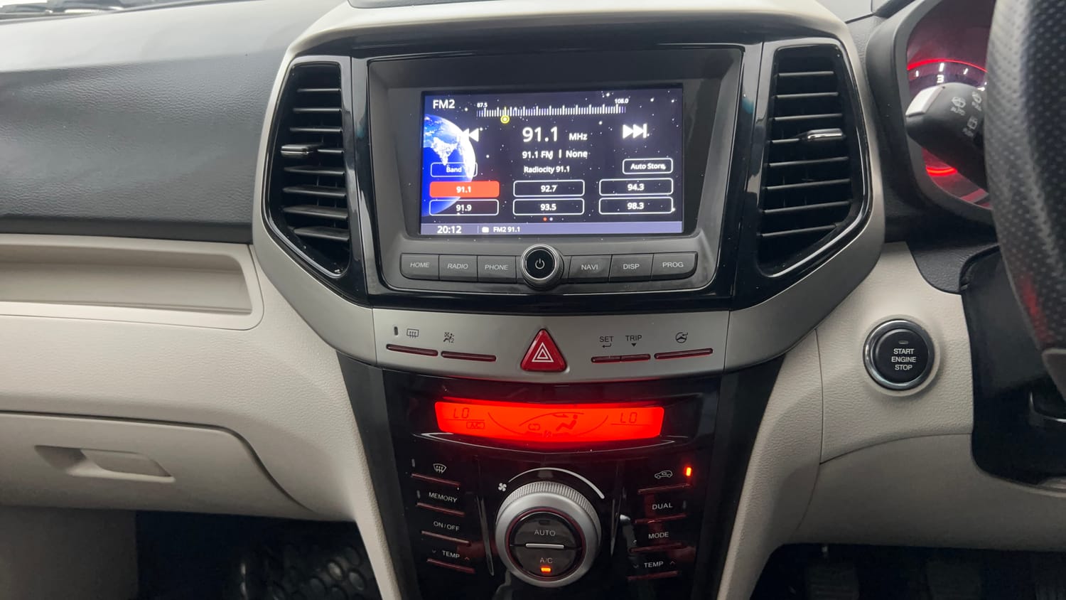 Used 2019 Mahindra XUV 300 1.5 W8 Diesel Manual interior MUSIC SYSTEM & AC CONTROL VIEW