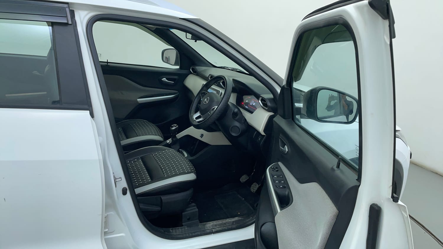 Used 2023 Nissan Magnite XV Petrol Manual interior RIGHT SIDE FRONT DOOR CABIN VIEW