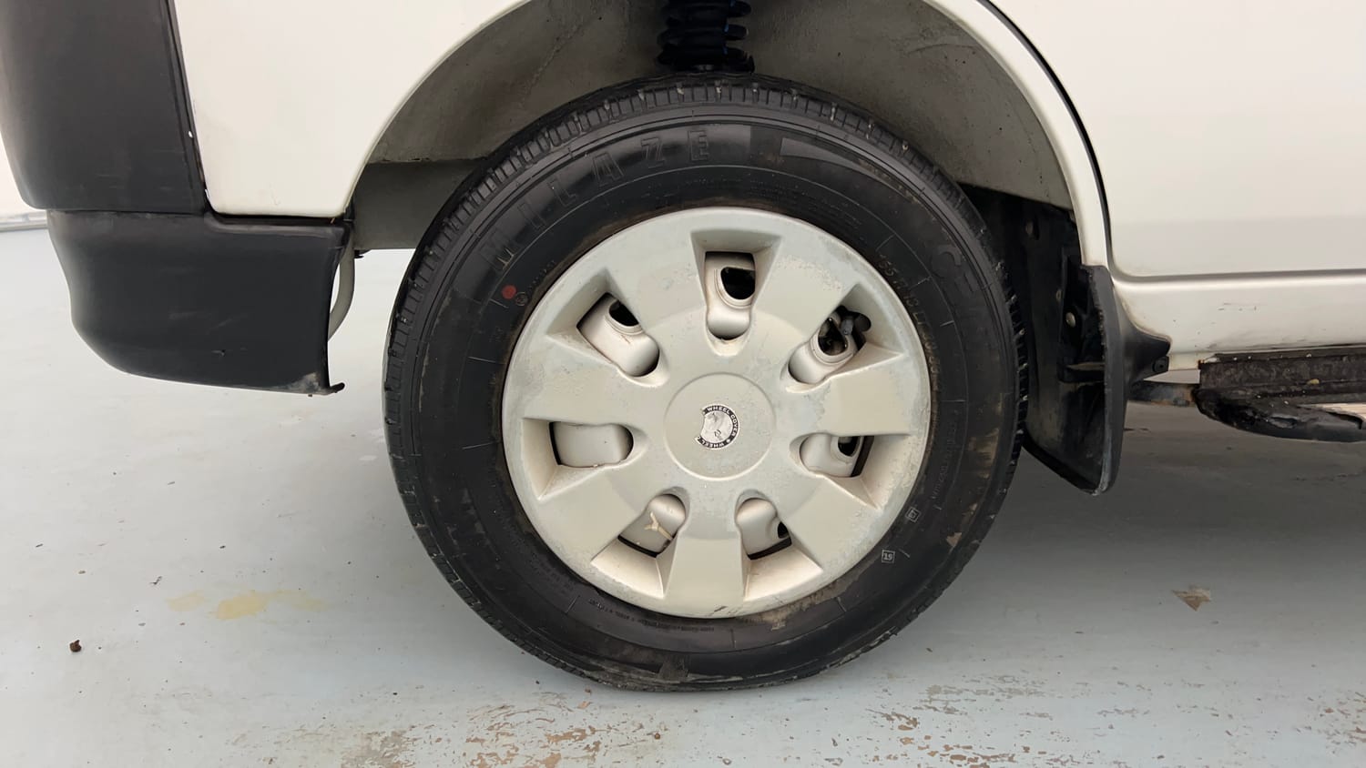 Used 2022 Maruti Suzuki Eeco 5 STR AC (O) Petrol Manual tyres LEFT FRONT TYRE RIM VIEW