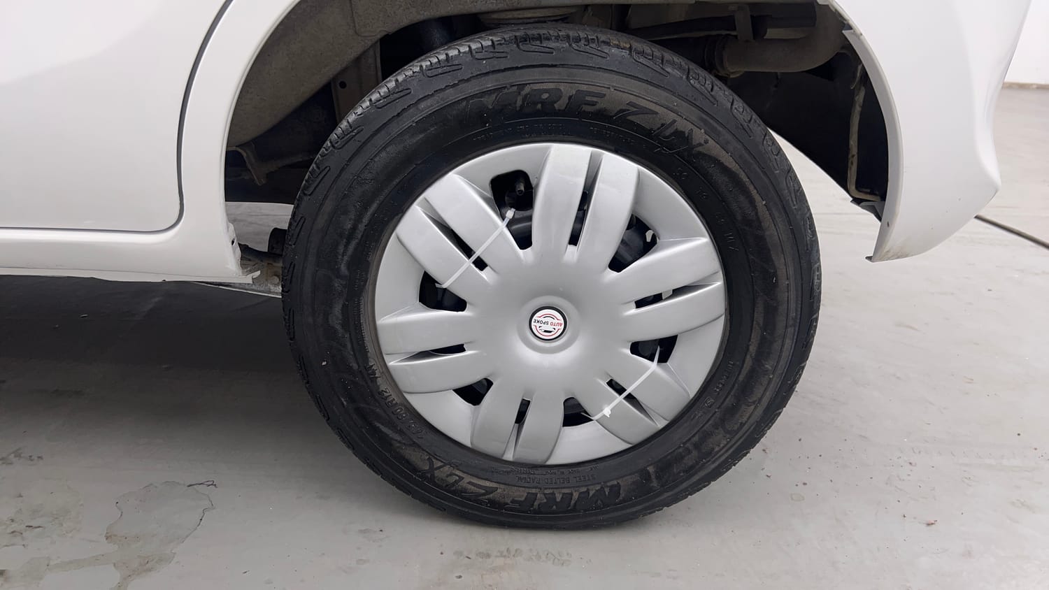 Used 2015 Maruti Suzuki Alto 800 Lxi Petrol Manual tyres LEFT REAR TYRE RIM VIEW