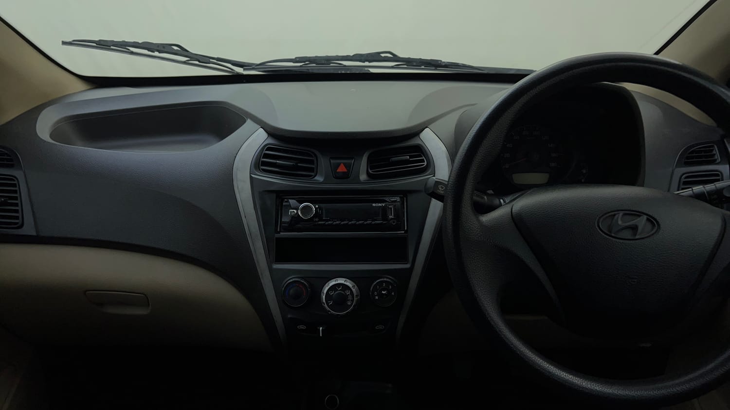 Used 2014 Hyundai Eon Era + Petrol Manual interior MUSIC SYSTEM & AC CONTROL VIEW