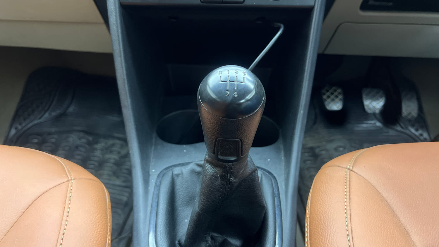 Used 2013 Volkswagen Polo Comfortline 1.2L (P) Petrol Manual interior GEAR  KNOB VIEW
