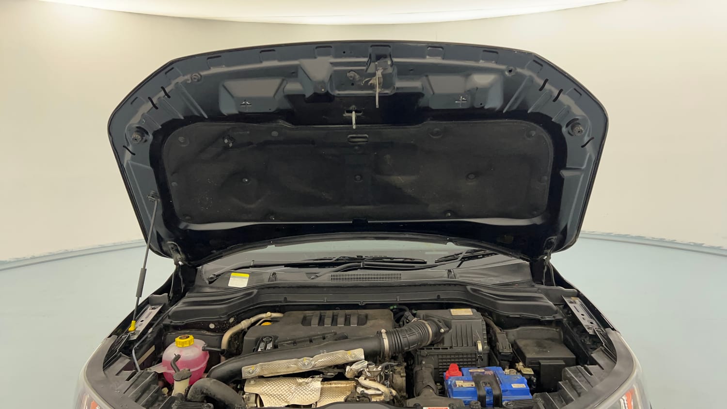 Used 2024 Mahindra XUV 300 W8 (O) 1.5 Diesel Diesel Manual engine ENGINE & BONNET OPEN FRONT VIEW