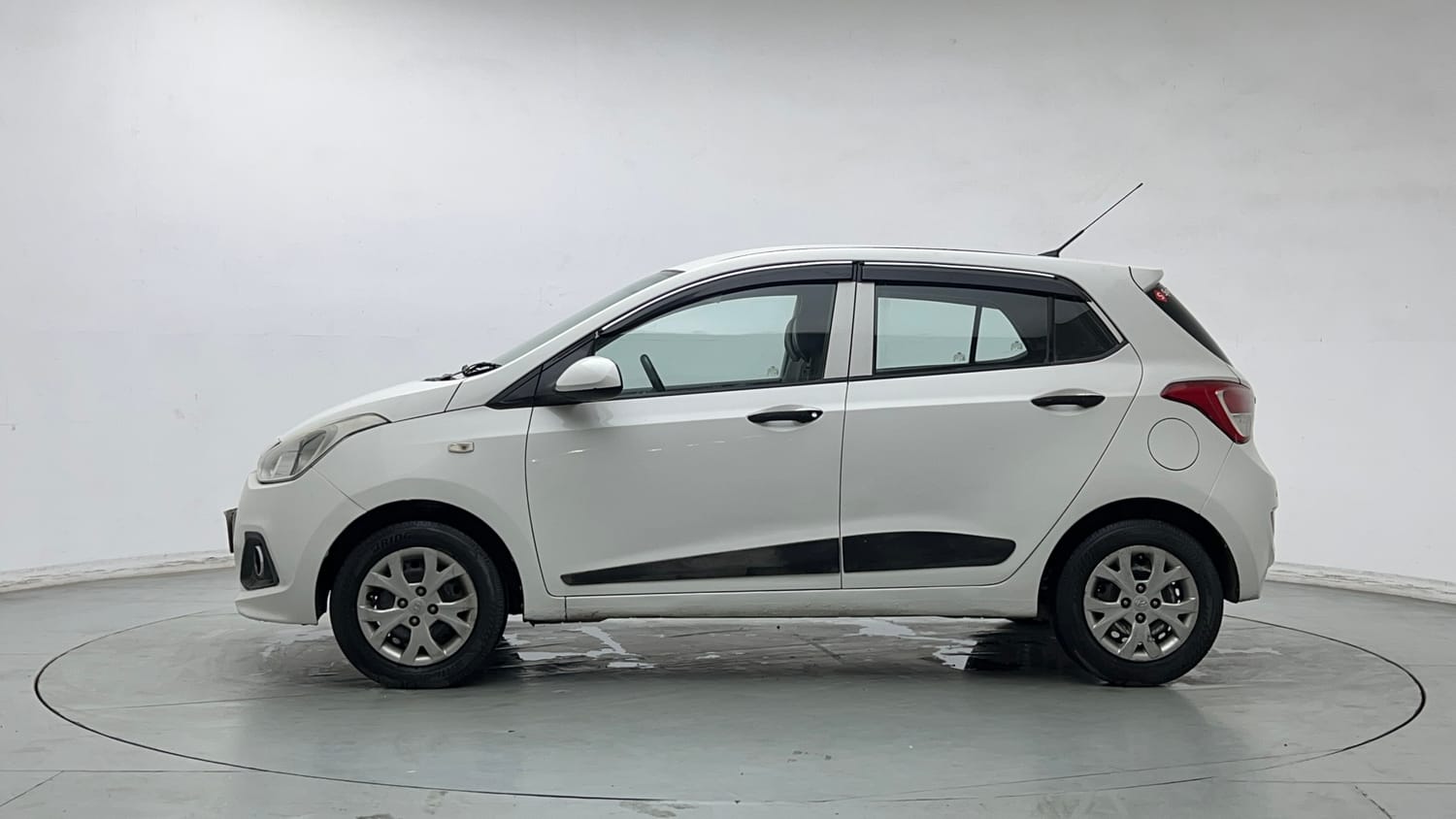 Used 2015 Hyundai Grand i10 Era 1.2 Kappa VTVT Petrol Manual exterior LEFT SIDE VIEW