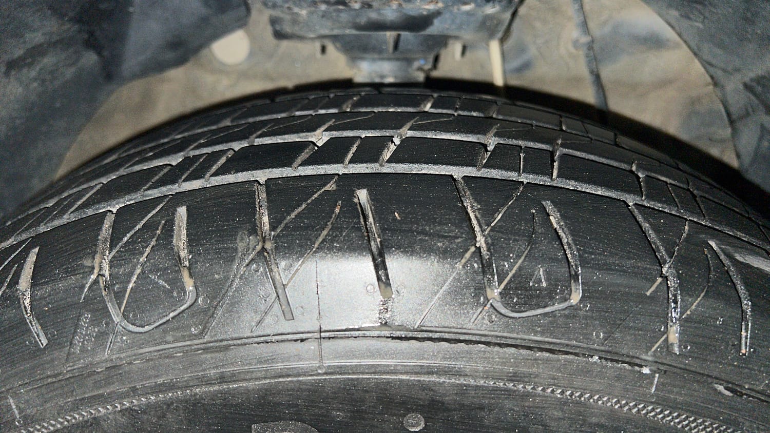 Used 2024 Mahindra XUV 300 W8 (O) 1.5 Diesel Diesel Manual tyres RIGHT FRONT TYRE TREAD VIEW