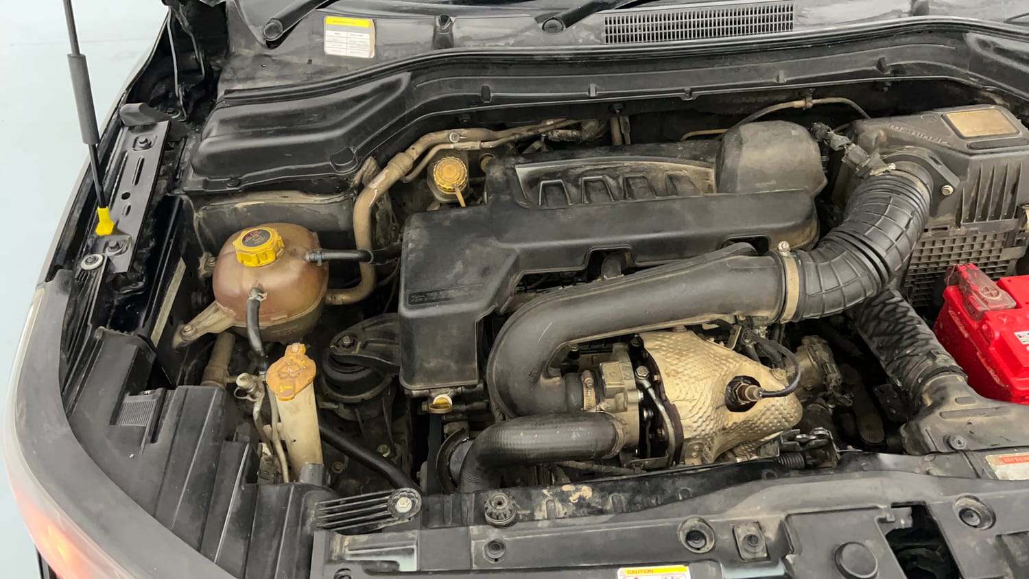 Used 2021 Mahindra XUV 300 W8 (O) 1.5 Diesel Diesel Manual engine ENGINE RIGHT SIDE VIEW