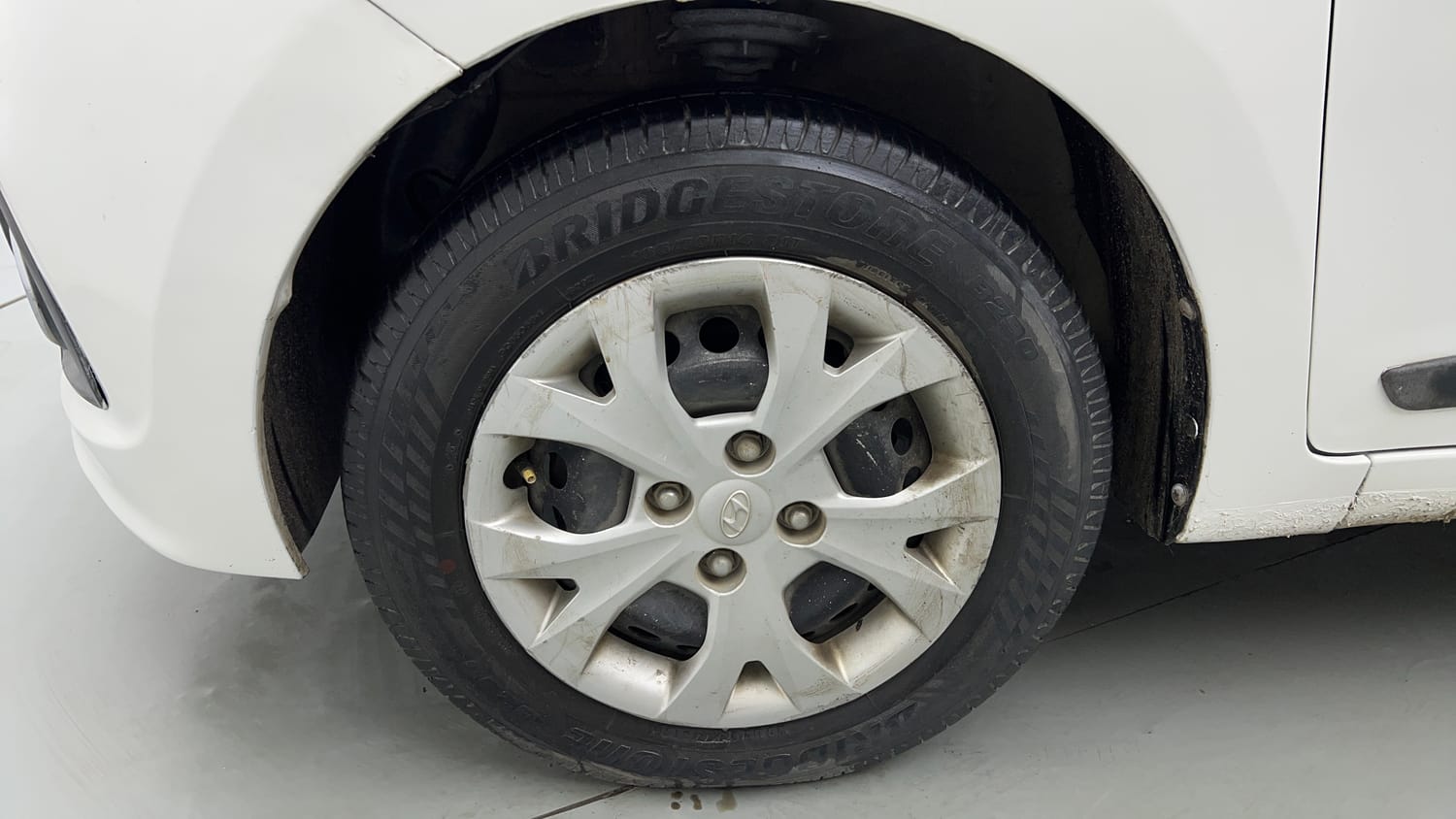 Used 2015 Hyundai Grand i10 Era 1.2 Kappa VTVT Petrol Manual tyres LEFT FRONT TYRE RIM VIEW
