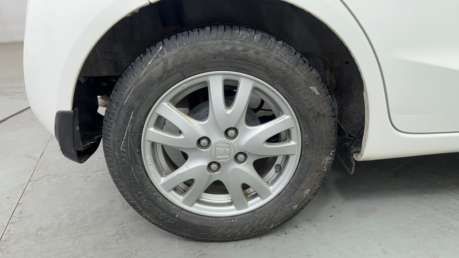 Used 2016 Honda Brio VX MT Petrol Manual tyres RIGHT REAR TYRE RIM VIEW