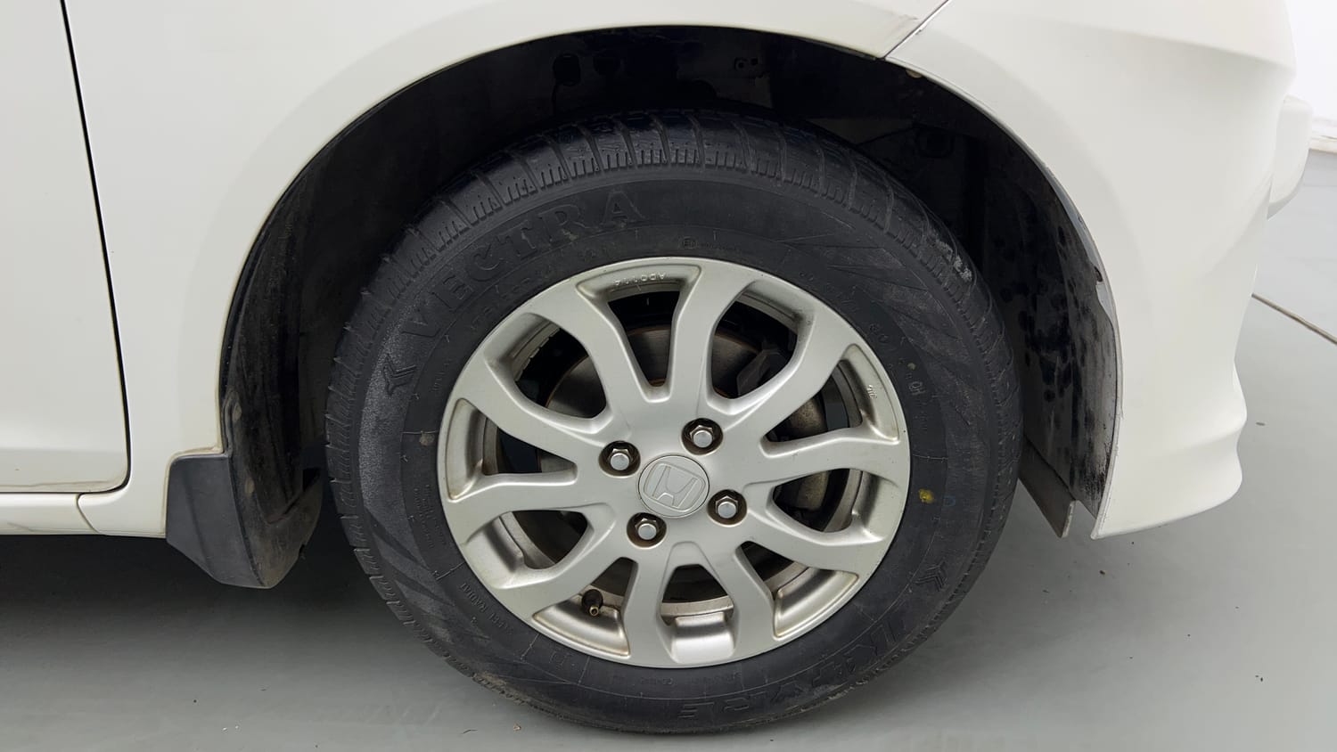Used 2016 Honda Amaze 1.2 VX AT i-VTEC Petrol Automatic tyres RIGHT FRONT TYRE RIM VIEW