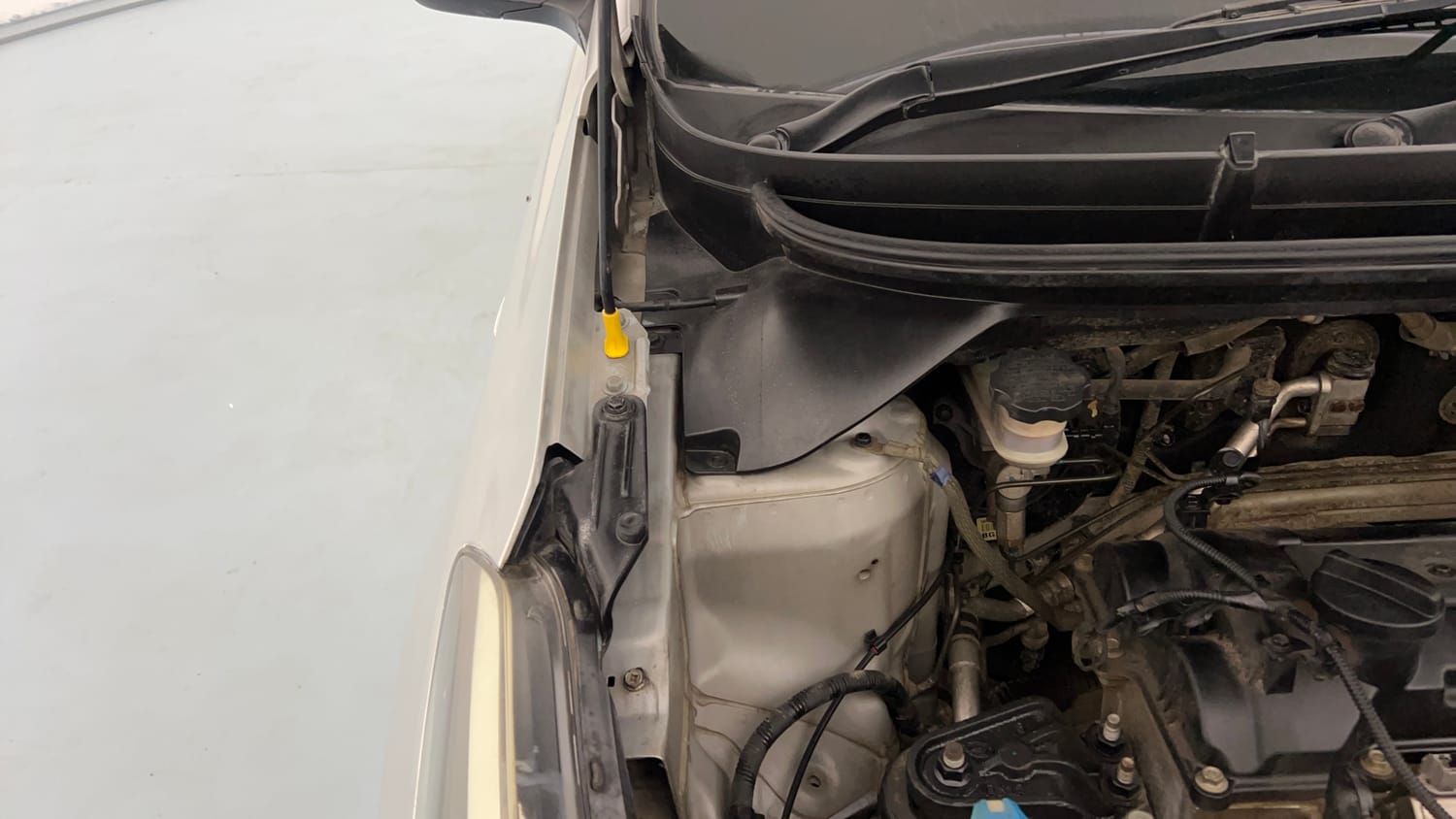 Used 2015 Hyundai Elite i20 Magna 1.2 Petrol Manual engine ENGINE RIGHT SIDE HINGE & APRON VIEW
