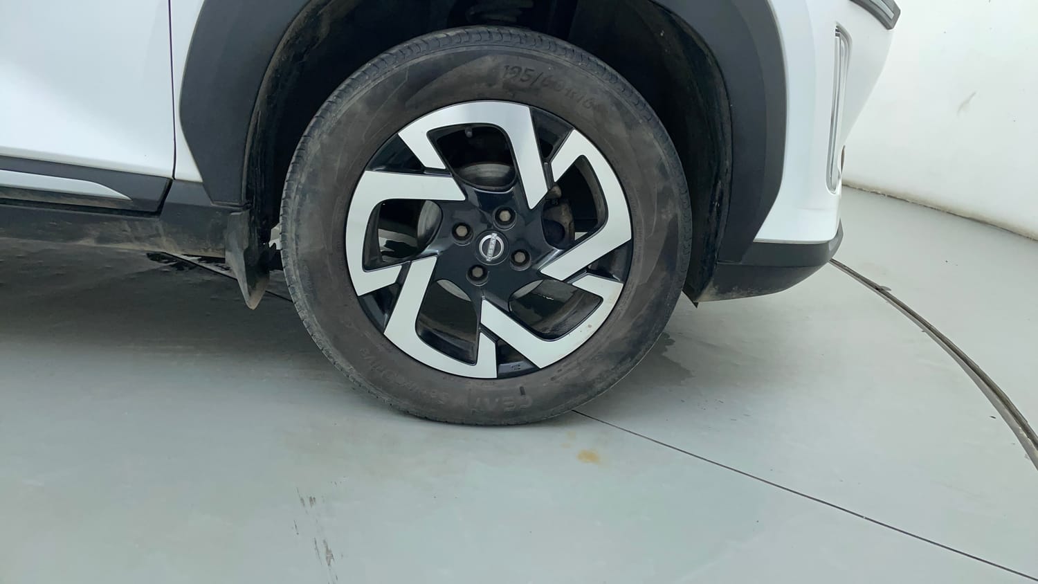 Used 2023 Nissan Magnite XV Petrol Manual tyres RIGHT FRONT TYRE RIM VIEW
