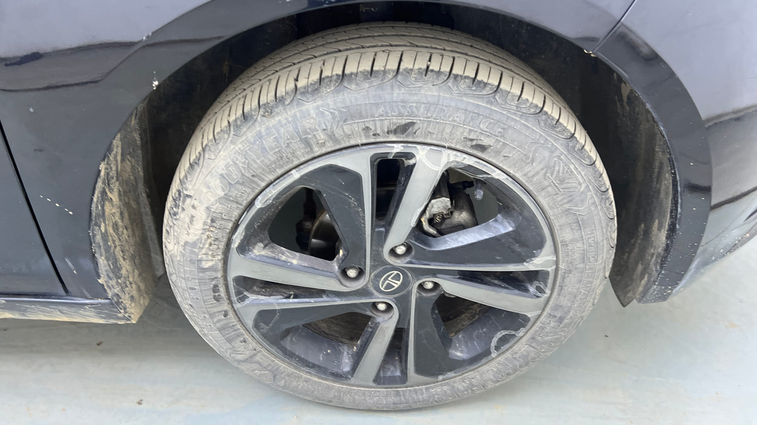 Used 2022 Tata Altroz XZ Plus Petrol Dark Edition Petrol Manual tyres RIGHT FRONT TYRE RIM VIEW