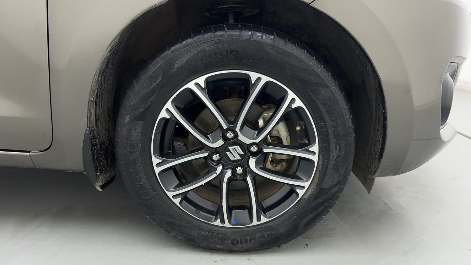 Used 2022 Maruti Suzuki Swift ZXi Plus AMT Petrol Automatic tyres RIGHT FRONT TYRE RIM VIEW