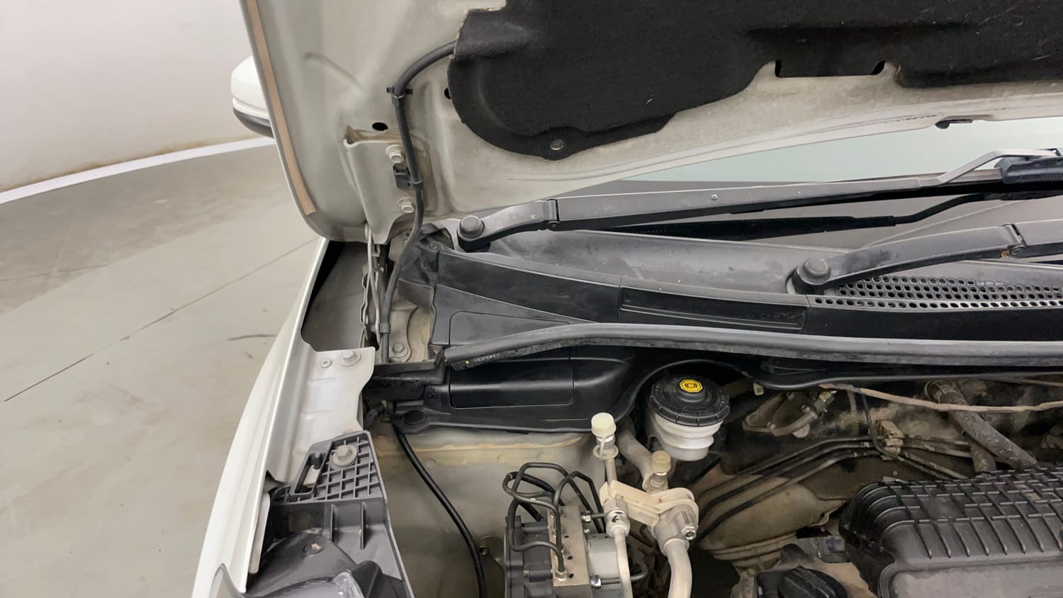 Used 2022 Honda WR-V SV MT Petrol Petrol Manual engine ENGINE RIGHT SIDE HINGE & APRON VIEW