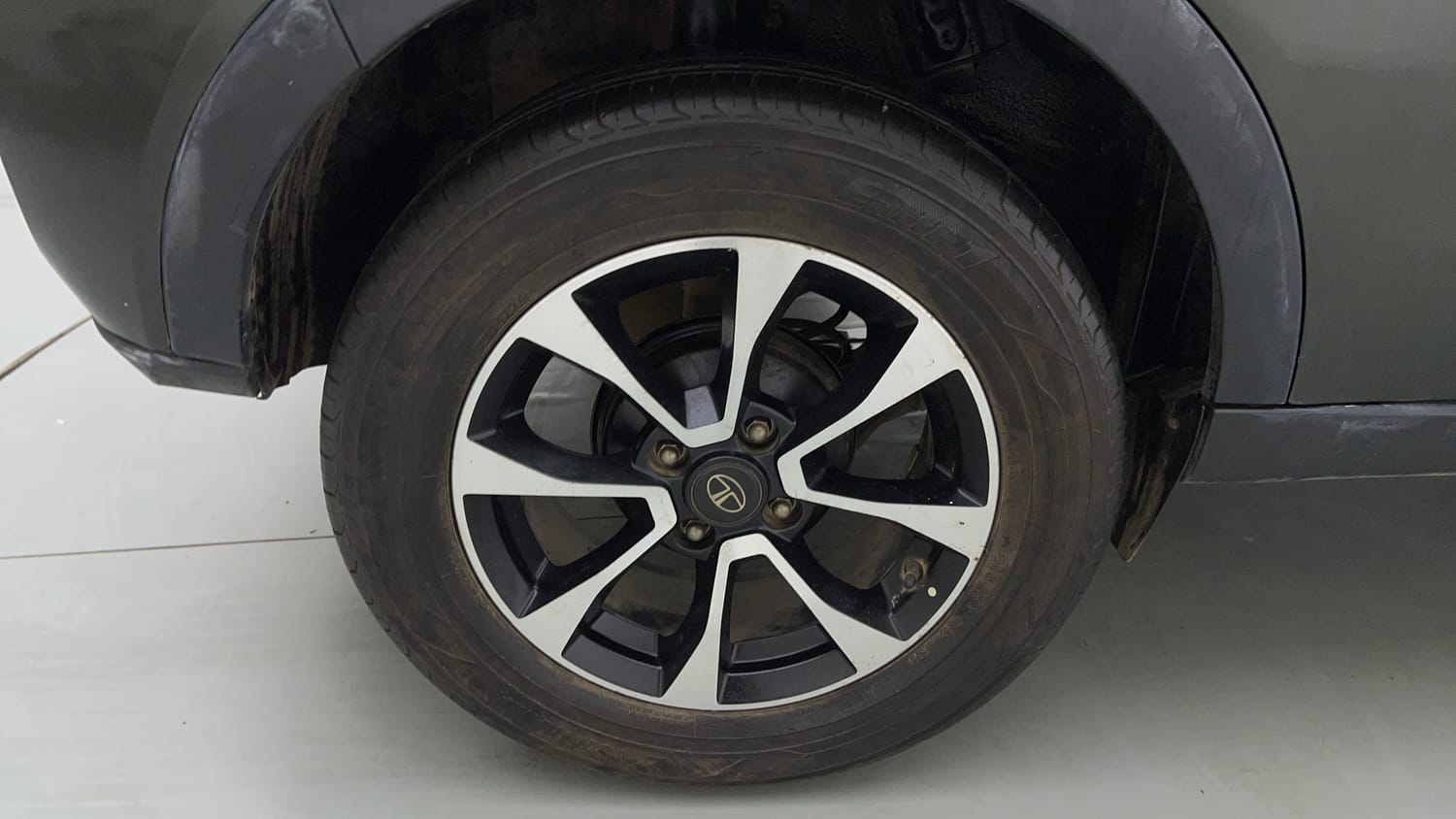 Used 2020 Tata Nexon XZ Plus (O) Petrol Manual tyres RIGHT REAR TYRE RIM VIEW