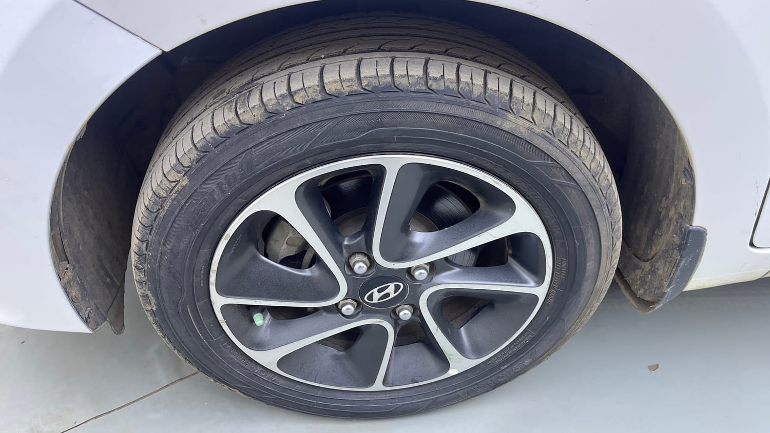 Used 2017 Hyundai Grand i10 Sportz (O) AT 1.2 Kappa VTVT Petrol Automatic tyres LEFT FRONT TYRE RIM VIEW