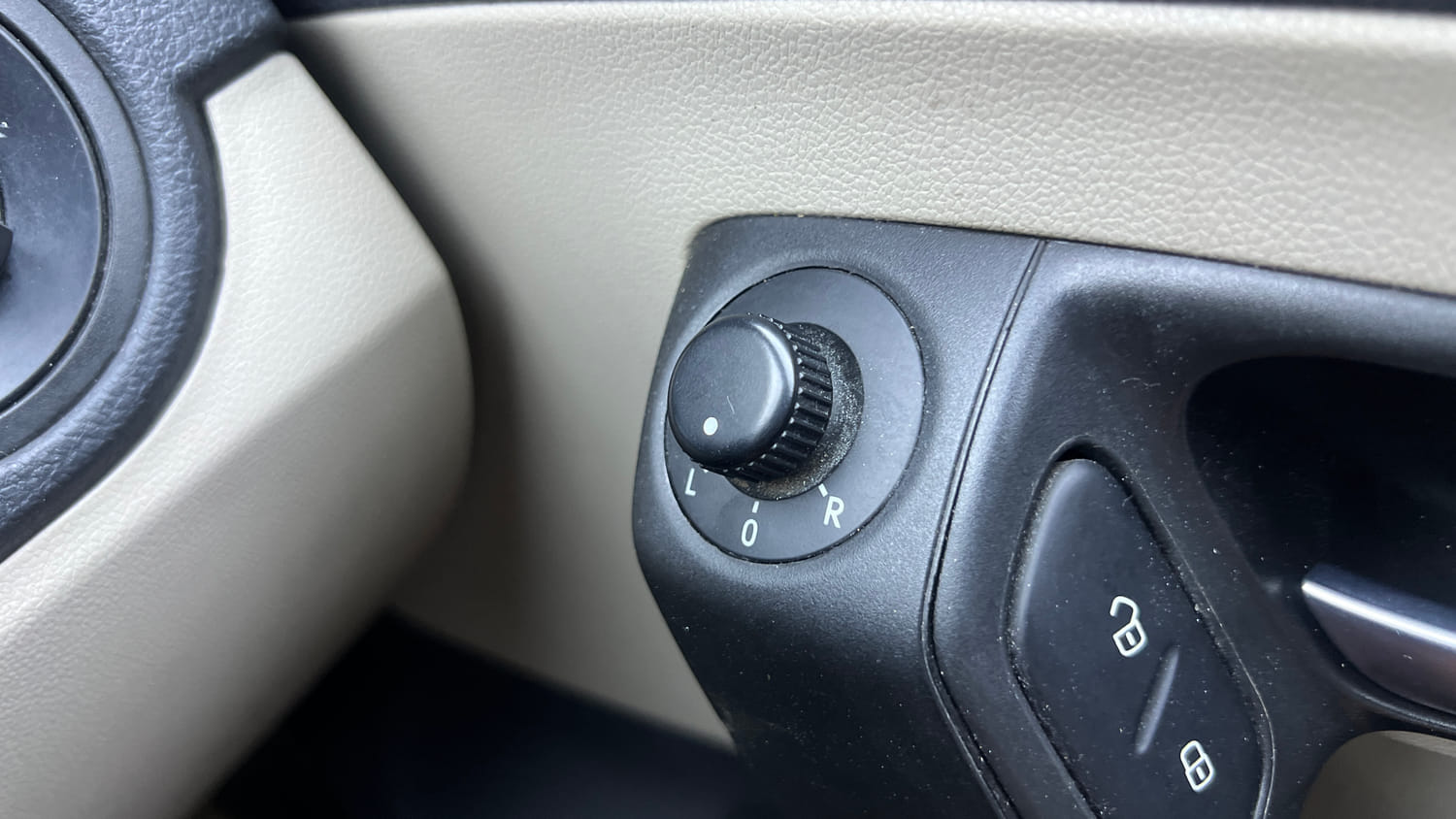 Used 2013 Volkswagen Polo Comfortline 1.2L (P) Petrol Manual top_features Adjustable ORVM