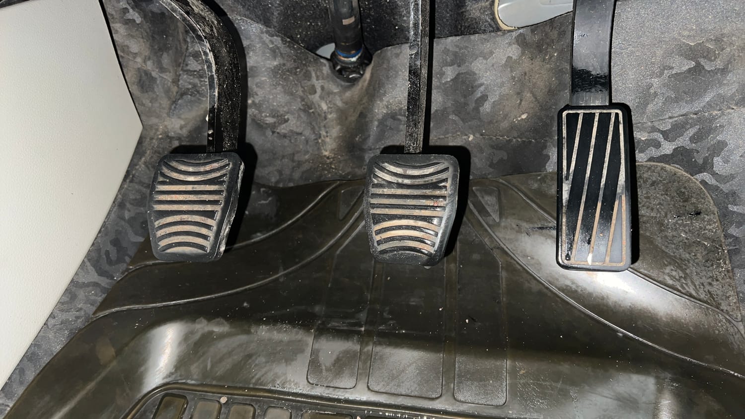 Used 2024 Mahindra XUV 300 W8 (O) 1.5 Diesel Diesel Manual interior PEDALS VIEW