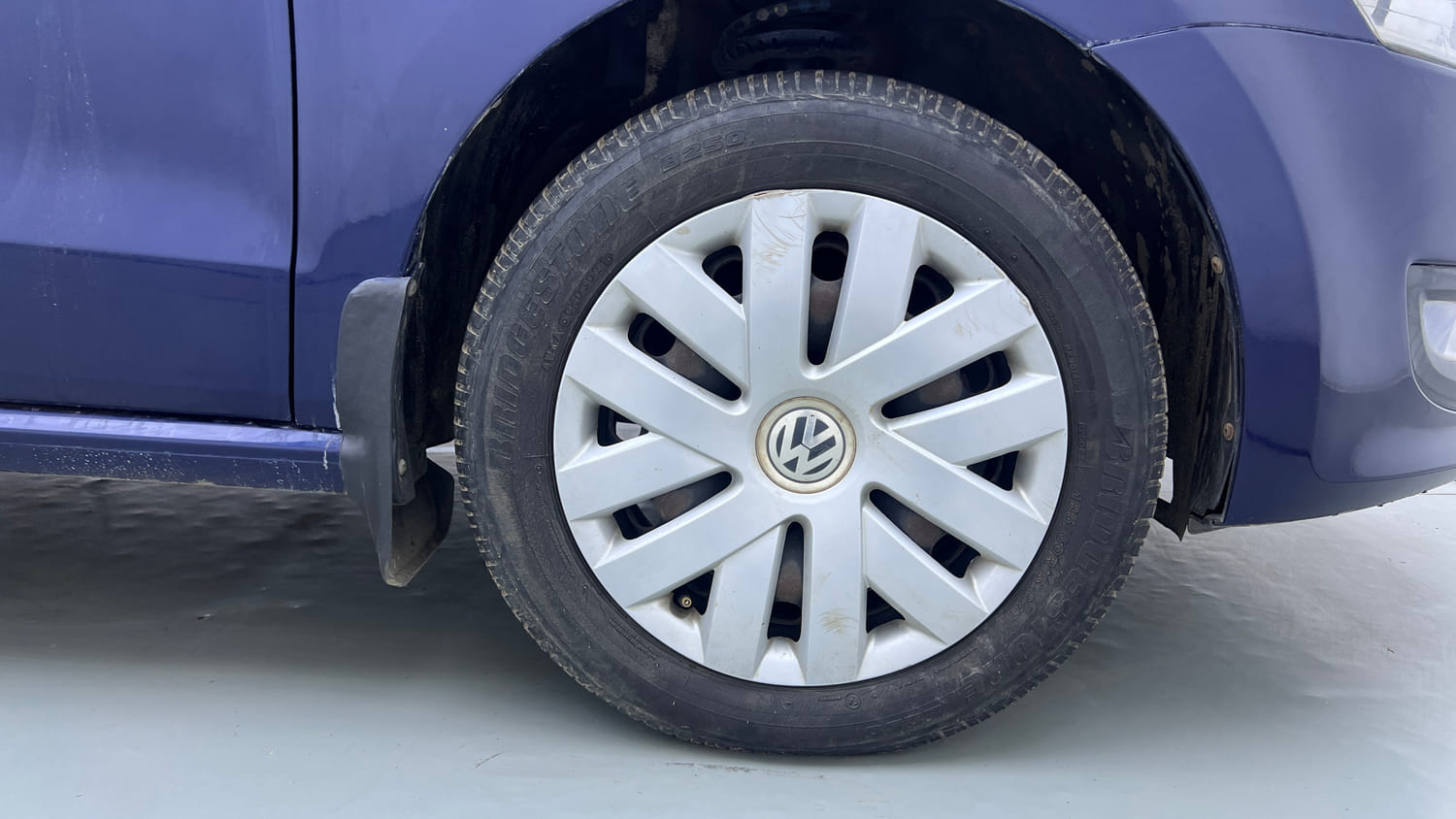 Used 2013 Volkswagen Polo Comfortline 1.2L (P) Petrol Manual tyres RIGHT FRONT TYRE RIM VIEW