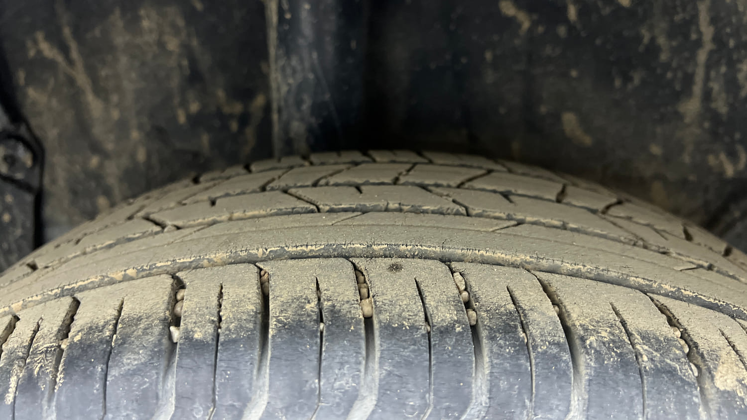 Used 2023 Hyundai i20 Asta (O) 1.2 MT Petrol Manual tyres RIGHT REAR TYRE TREAD VIEW