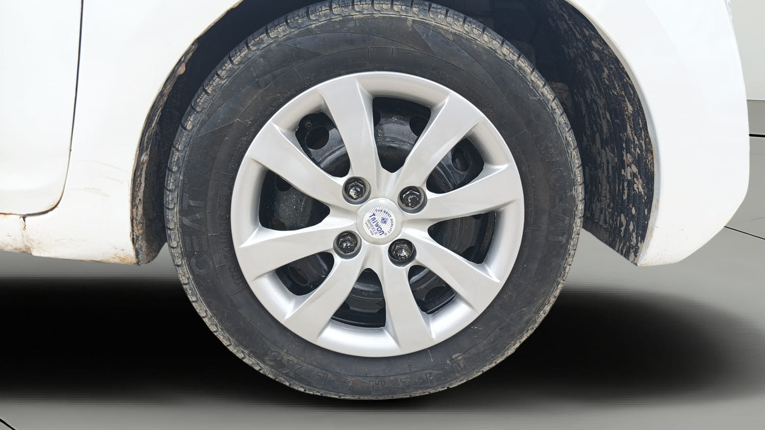 Used 2017 Hyundai Eon Sportz Petrol Manual tyres RIGHT FRONT TYRE RIM VIEW