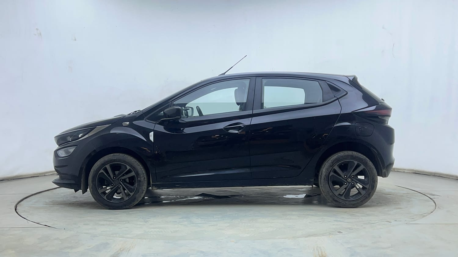 Used 2022 Tata Altroz XZ Plus Petrol Dark Edition Petrol Manual exterior LEFT SIDE VIEW