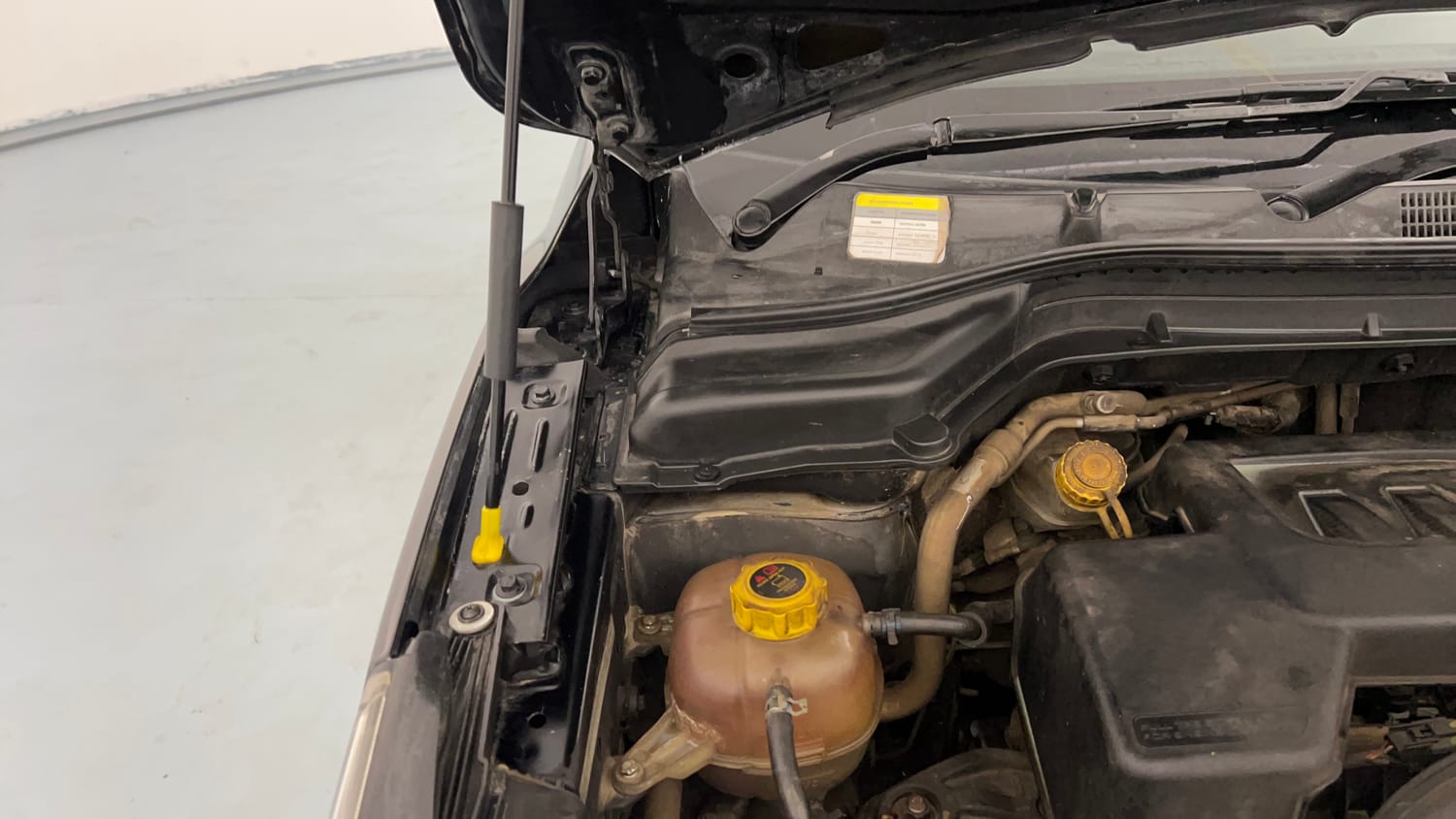 Used 2021 Mahindra XUV 300 W8 (O) 1.5 Diesel Diesel Manual engine ENGINE RIGHT SIDE HINGE & APRON VIEW