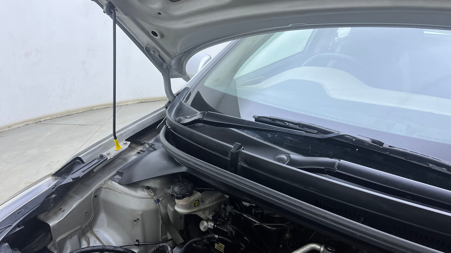 Used 2015 Hyundai Elite i20 Asta 1.2 Petrol Manual engine ENGINE RIGHT SIDE HINGE & APRON VIEW