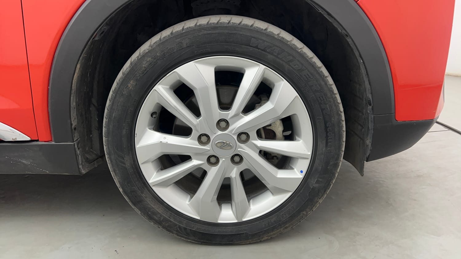 Used 2019 Mahindra XUV 300 1.5 W8 Diesel Manual tyres RIGHT FRONT TYRE RIM VIEW