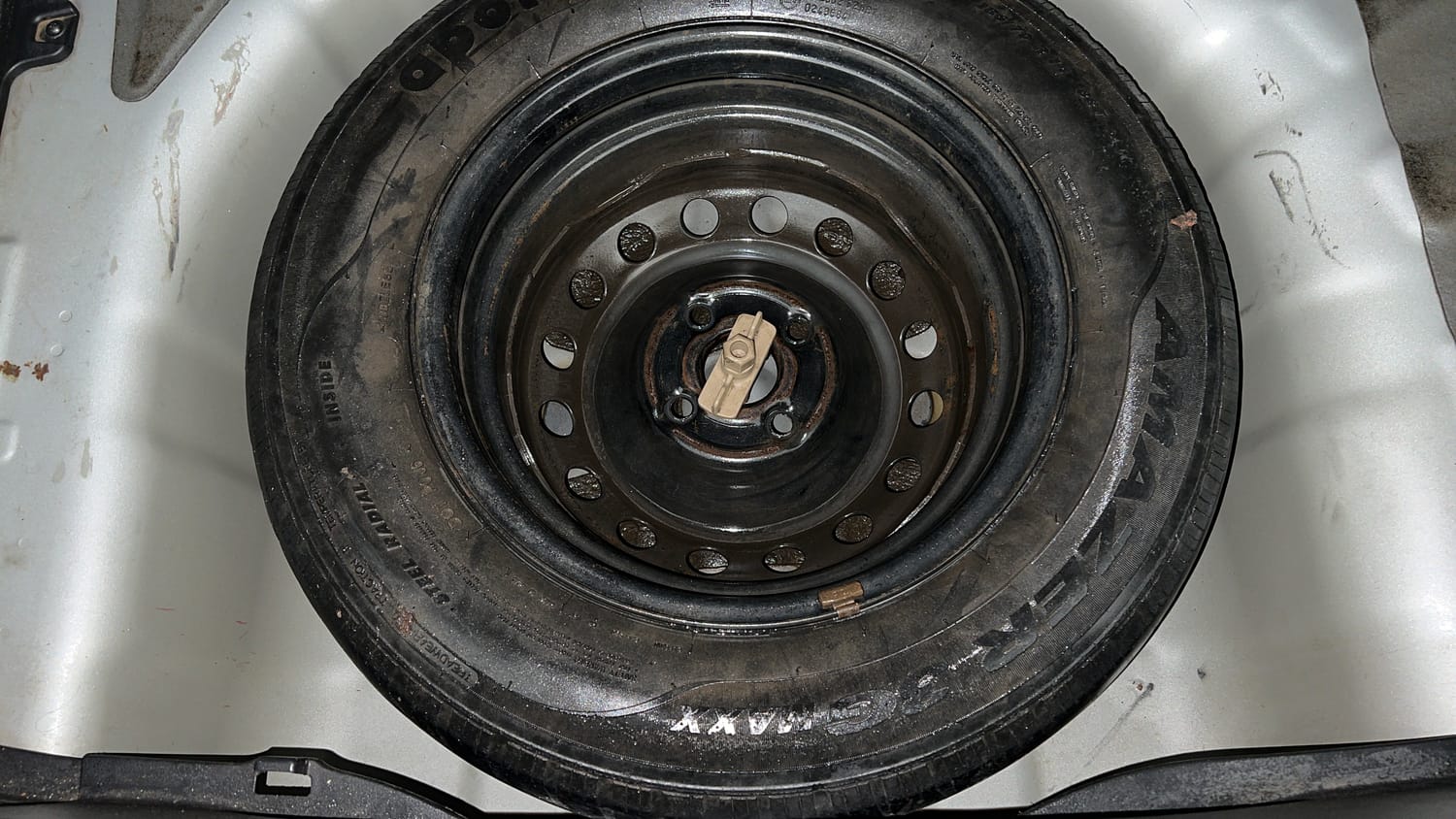 Used 2015 Hyundai Elite i20 Magna 1.2 Petrol Manual tyres SPARE TYRE VIEW