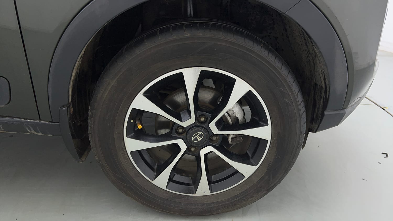 Used 2020 Tata Nexon XZ Plus (O) Petrol Manual tyres RIGHT FRONT TYRE RIM VIEW