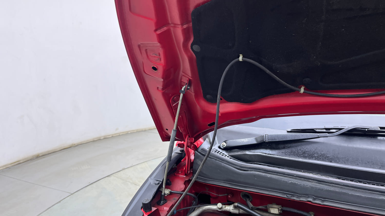 Used 2021 Mahindra KUV100 NXT K2 Plus 6 STR Petrol Manual engine ENGINE RIGHT SIDE HINGE & APRON VIEW