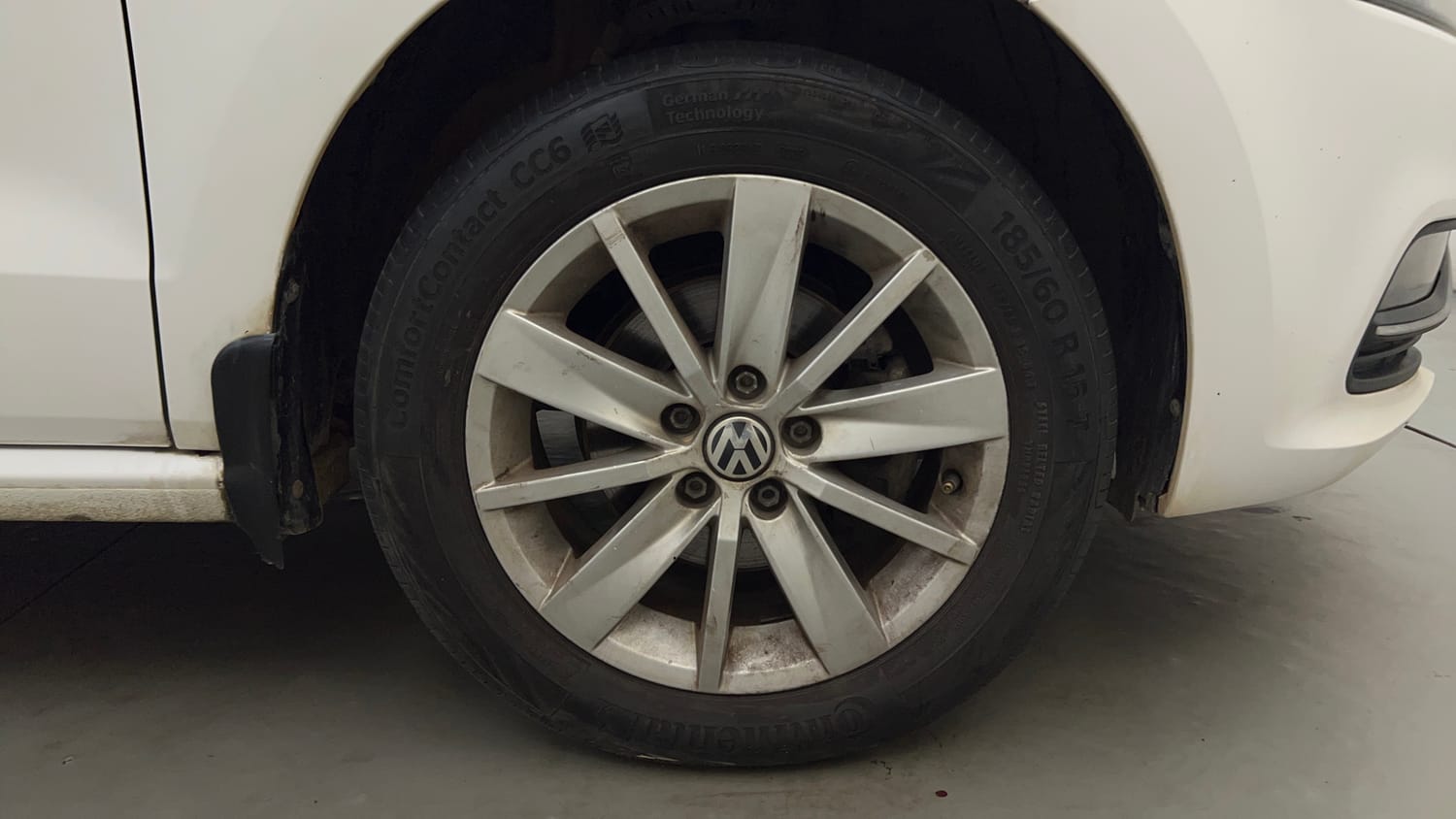 Used 2017 Volkswagen Polo Highline1.2L (P) Petrol Manual tyres RIGHT FRONT TYRE RIM VIEW