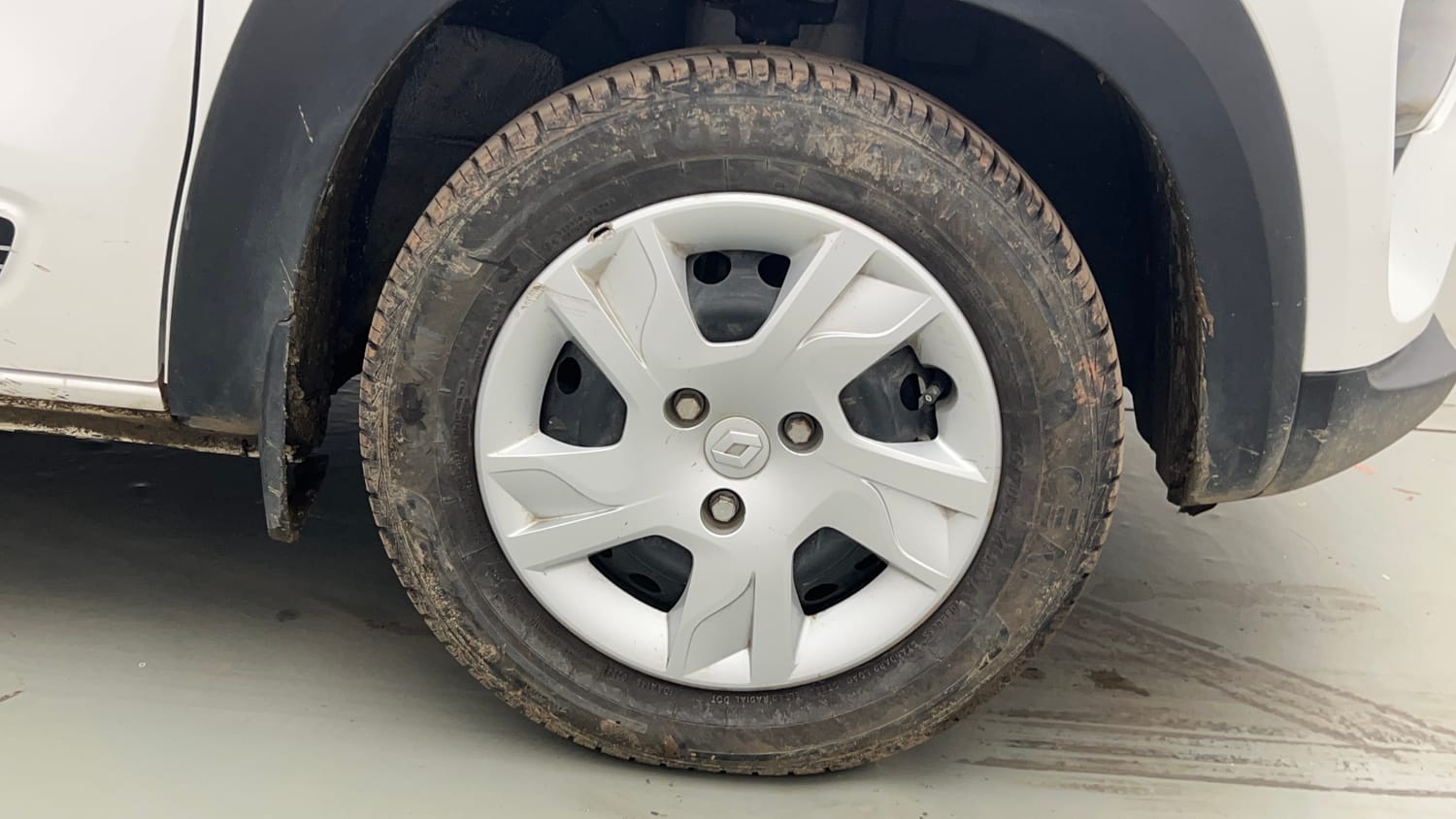 Used 2024 Renault Kwid RXT 1.0L Petrol Manual tyres RIGHT FRONT TYRE RIM VIEW