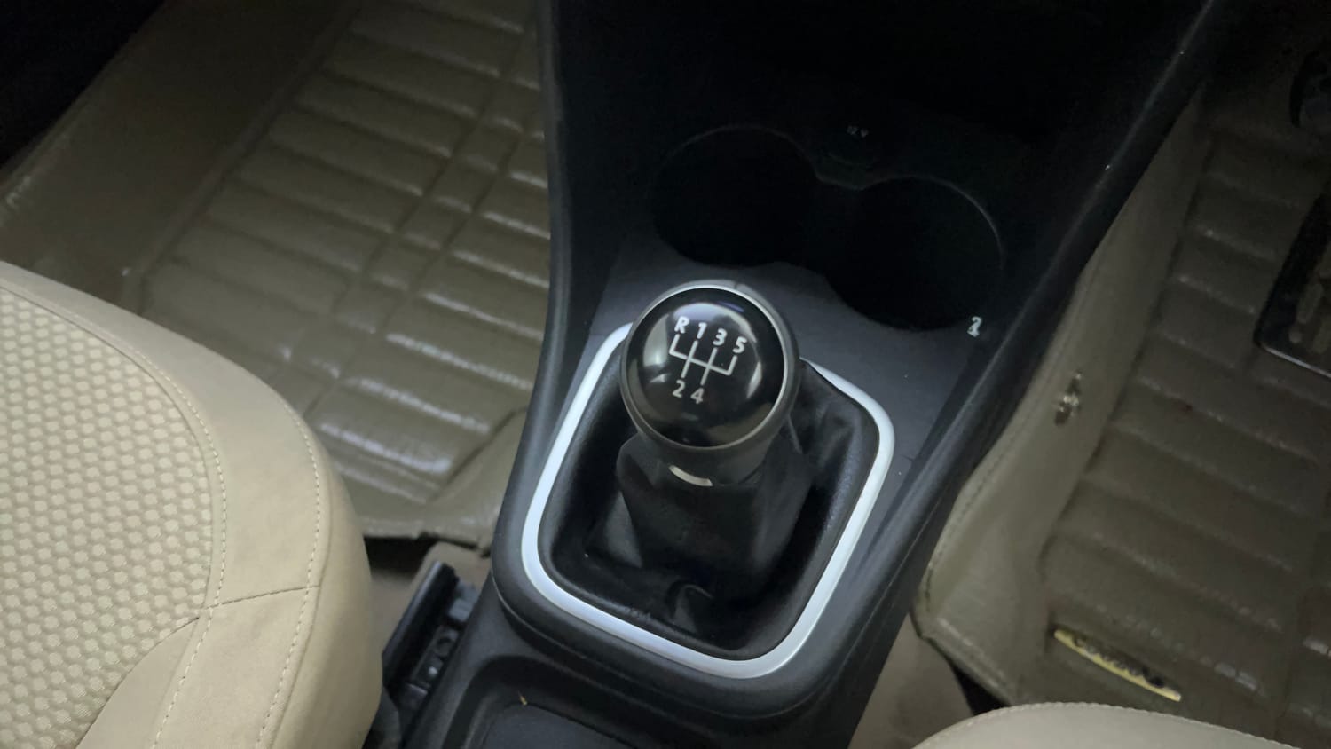 Used 2017 Volkswagen Polo Highline1.2L (P) Petrol Manual interior GEAR  KNOB VIEW