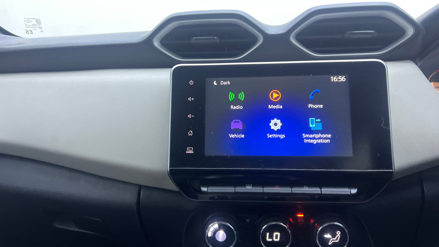 Used 2022 Nissan Magnite XV Turbo Petrol Manual interior MUSIC SYSTEM & AC CONTROL VIEW