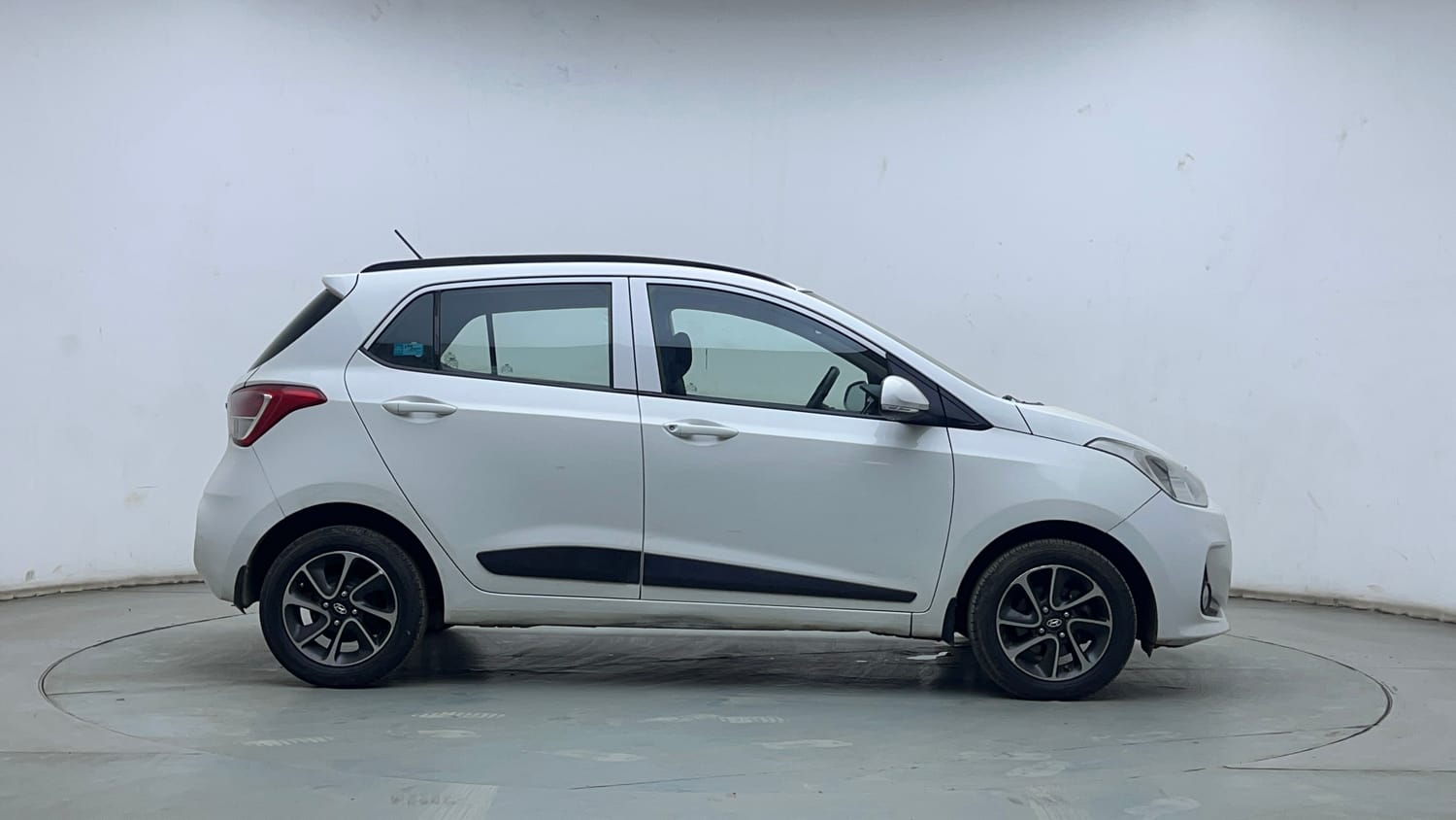Used 2017 Hyundai Grand i10 Sportz (O) AT 1.2 Kappa VTVT Petrol Automatic exterior RIGHT SIDE VIEW