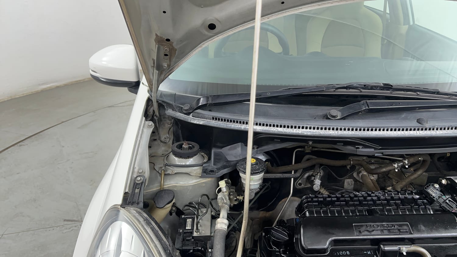 Used 2016 Honda Brio VX MT Petrol Manual engine ENGINE RIGHT SIDE HINGE & APRON VIEW