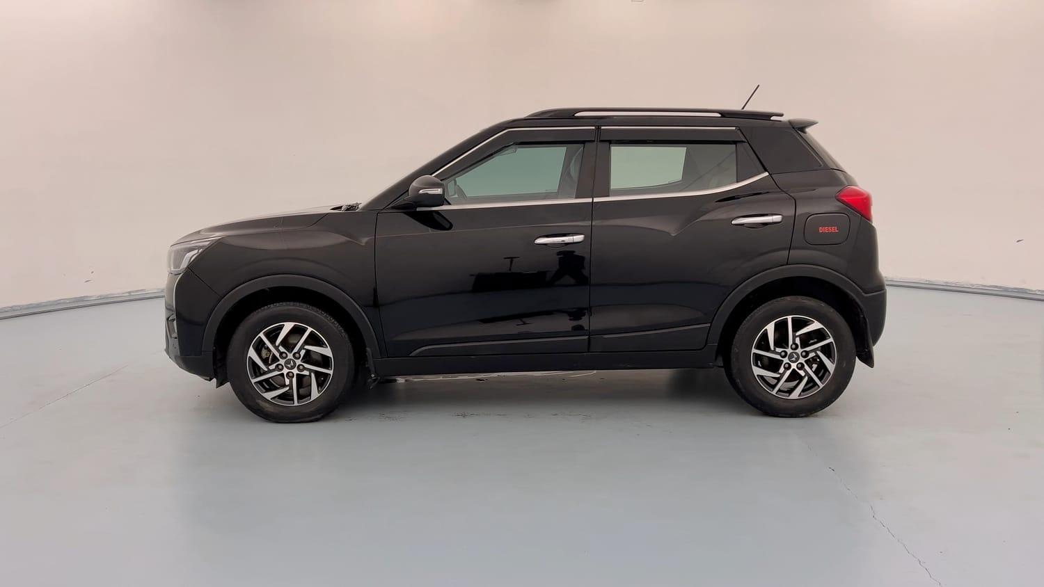 Used 2024 Mahindra XUV 300 W8 (O) 1.5 Diesel Diesel Manual exterior LEFT SIDE VIEW