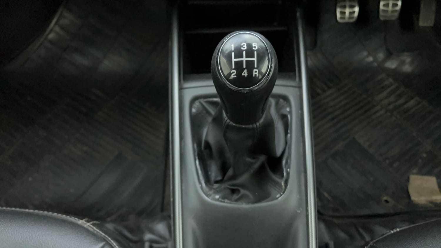 Used 2018 Maruti Suzuki Baleno Delta 1.2 Petrol Manual interior GEAR  KNOB VIEW