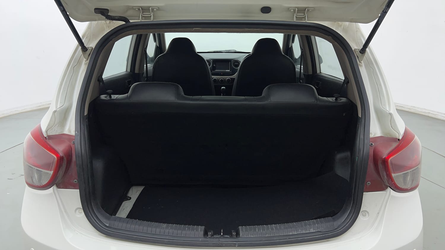 Used 2015 Hyundai Grand i10 Era 1.2 Kappa VTVT Petrol Manual interior DICKY INSIDE VIEW