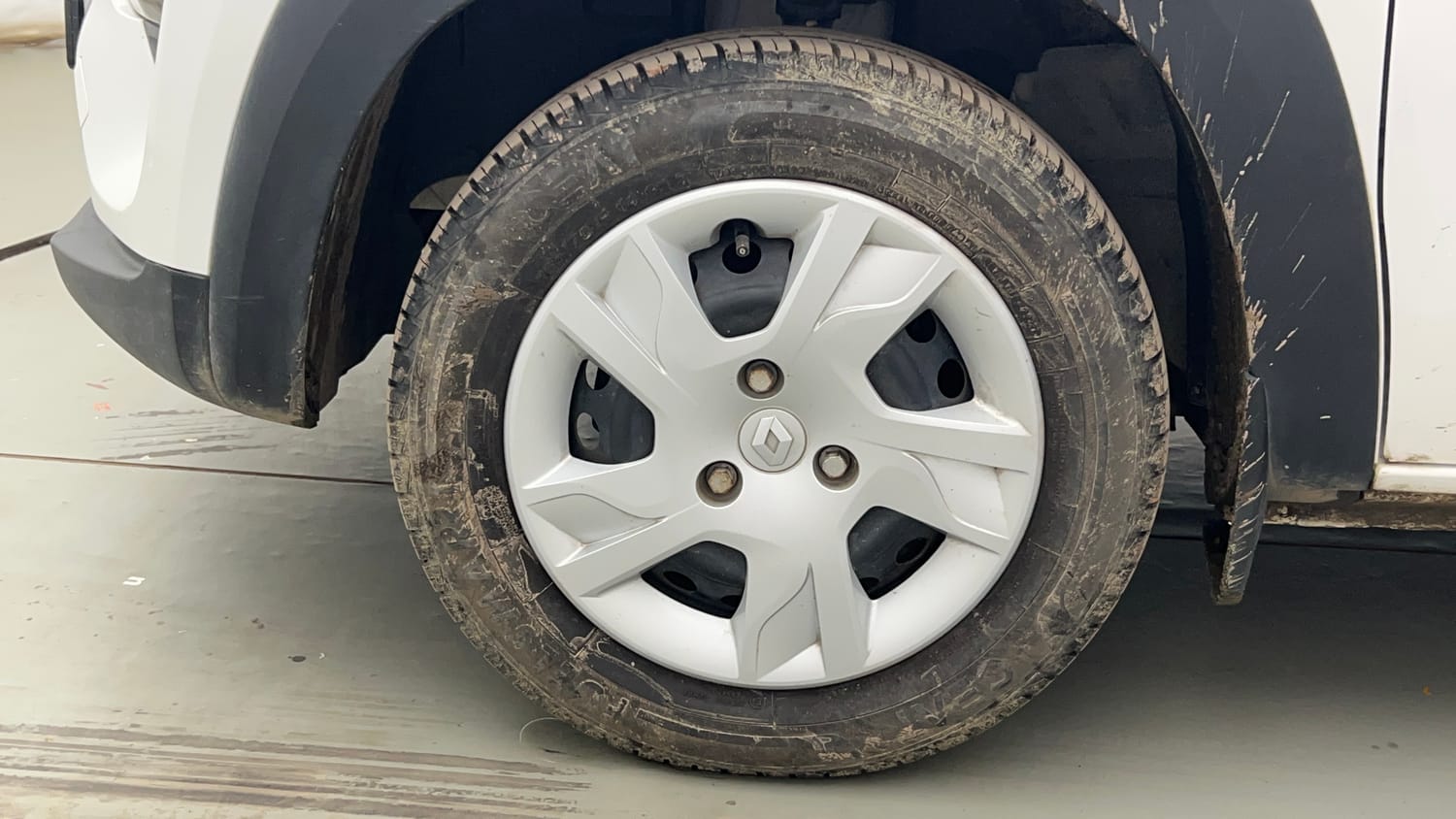 Used 2024 Renault Kwid RXT 1.0L Petrol Manual tyres LEFT FRONT TYRE RIM VIEW