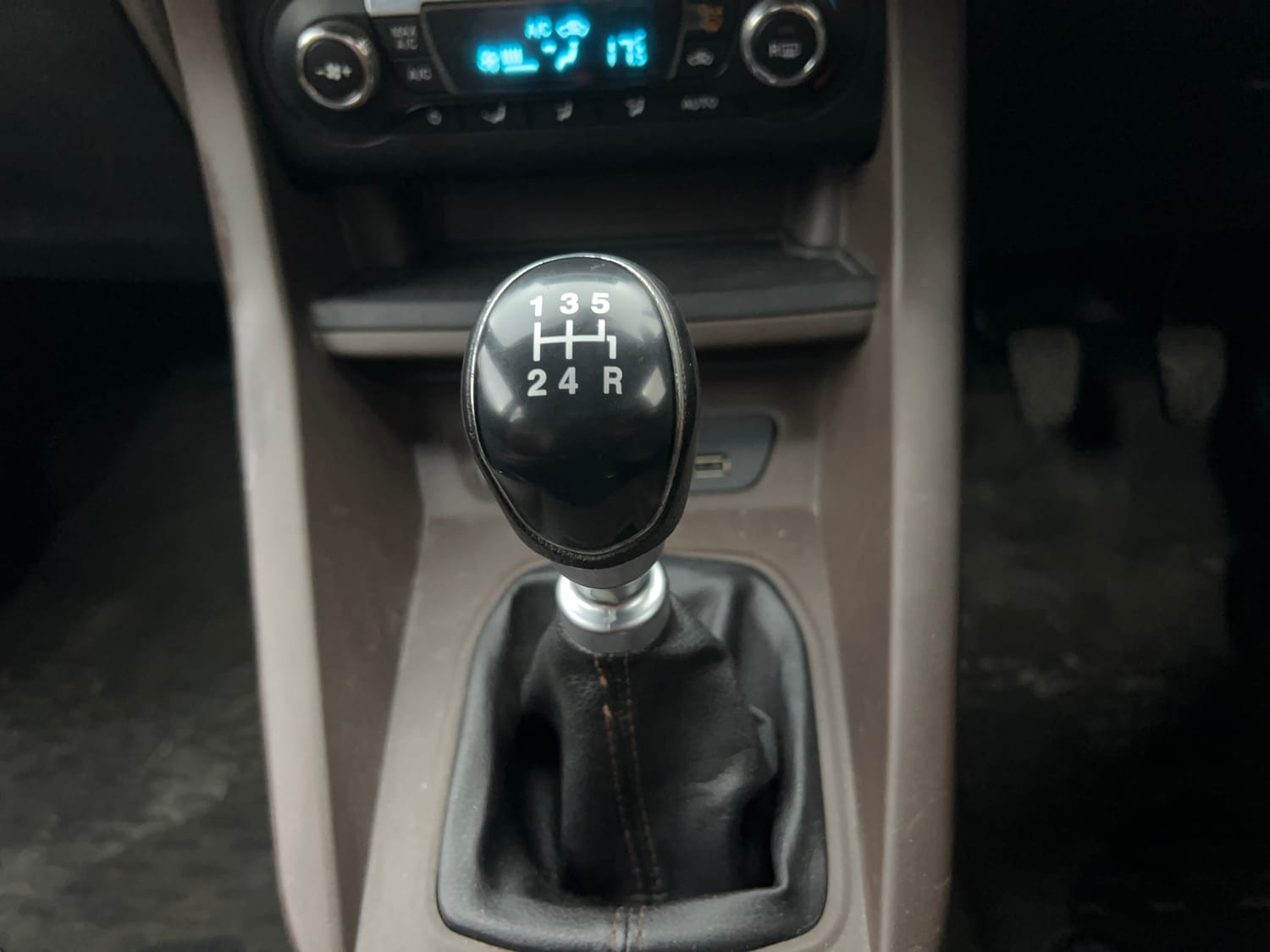 Used 2019 Ford Freestyle Titanium 1.5 TDCi Diesel Manual interior GEAR  KNOB VIEW