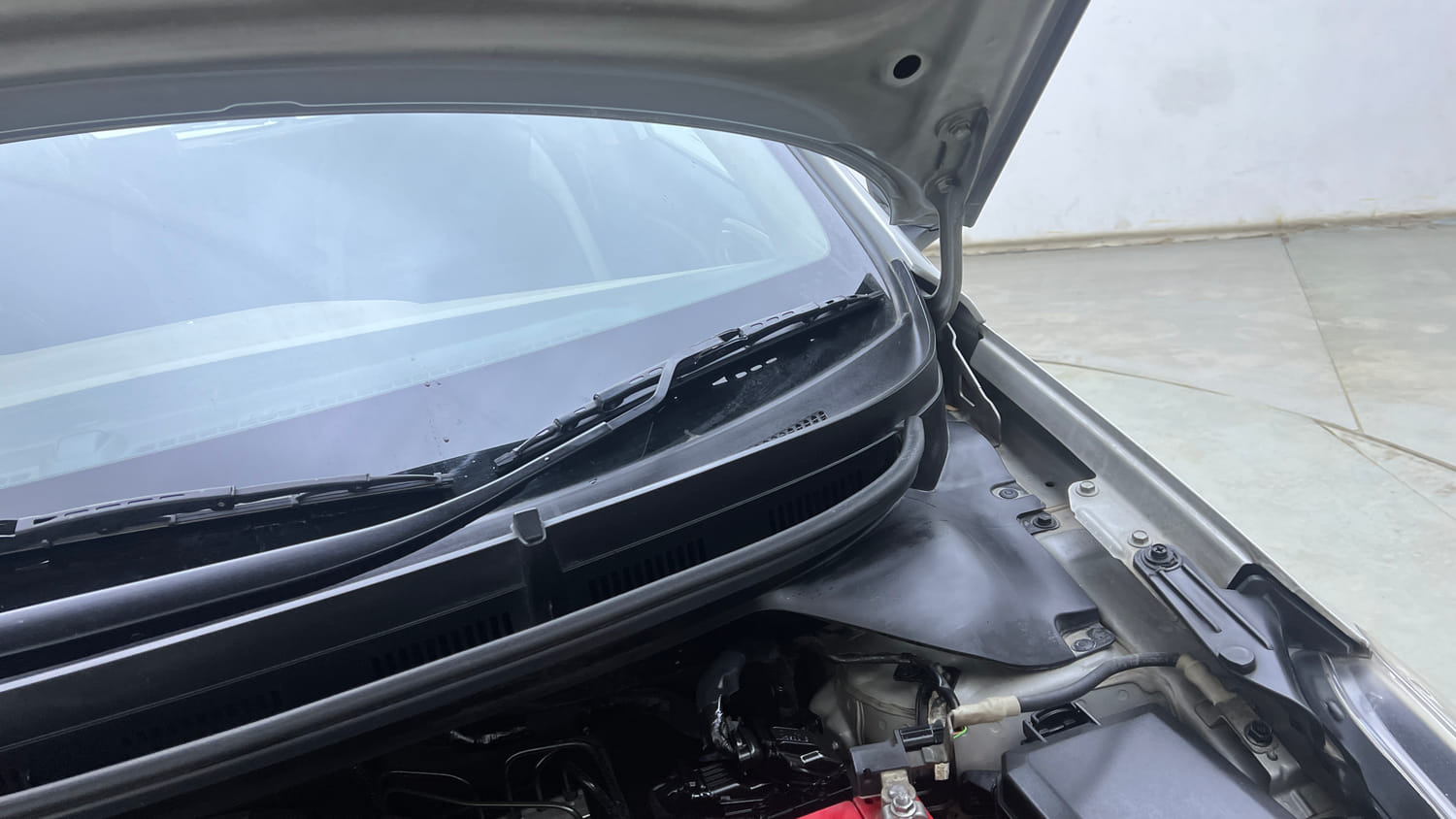Used 2015 Hyundai Elite i20 Asta 1.2 Petrol Manual engine ENGINE LEFT SIDE HINGE & APRON VIEW