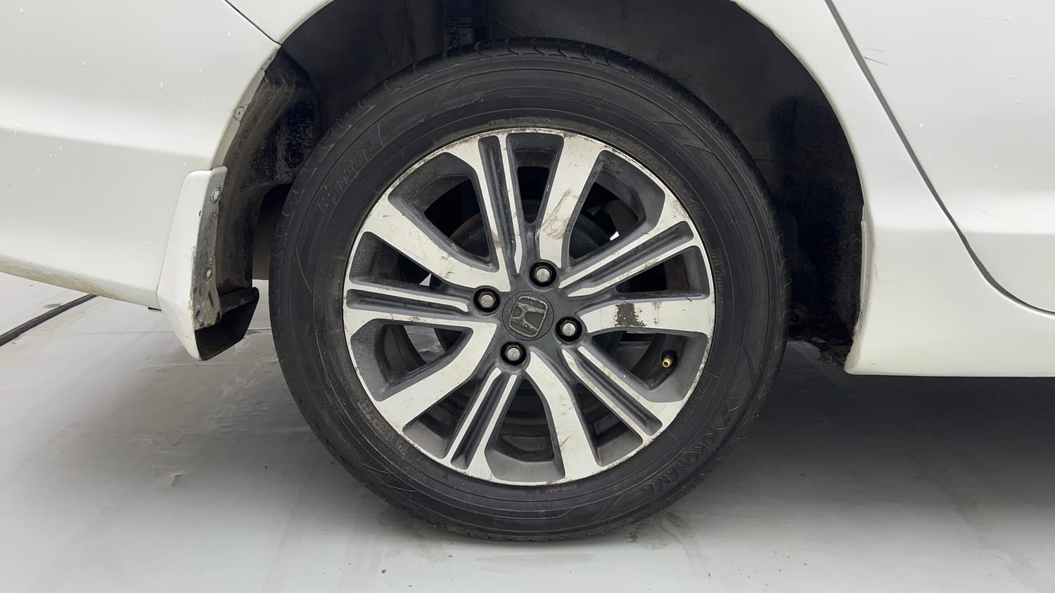 Used 2017 Honda City V CVT Petrol Petrol Automatic tyres RIGHT REAR TYRE RIM VIEW