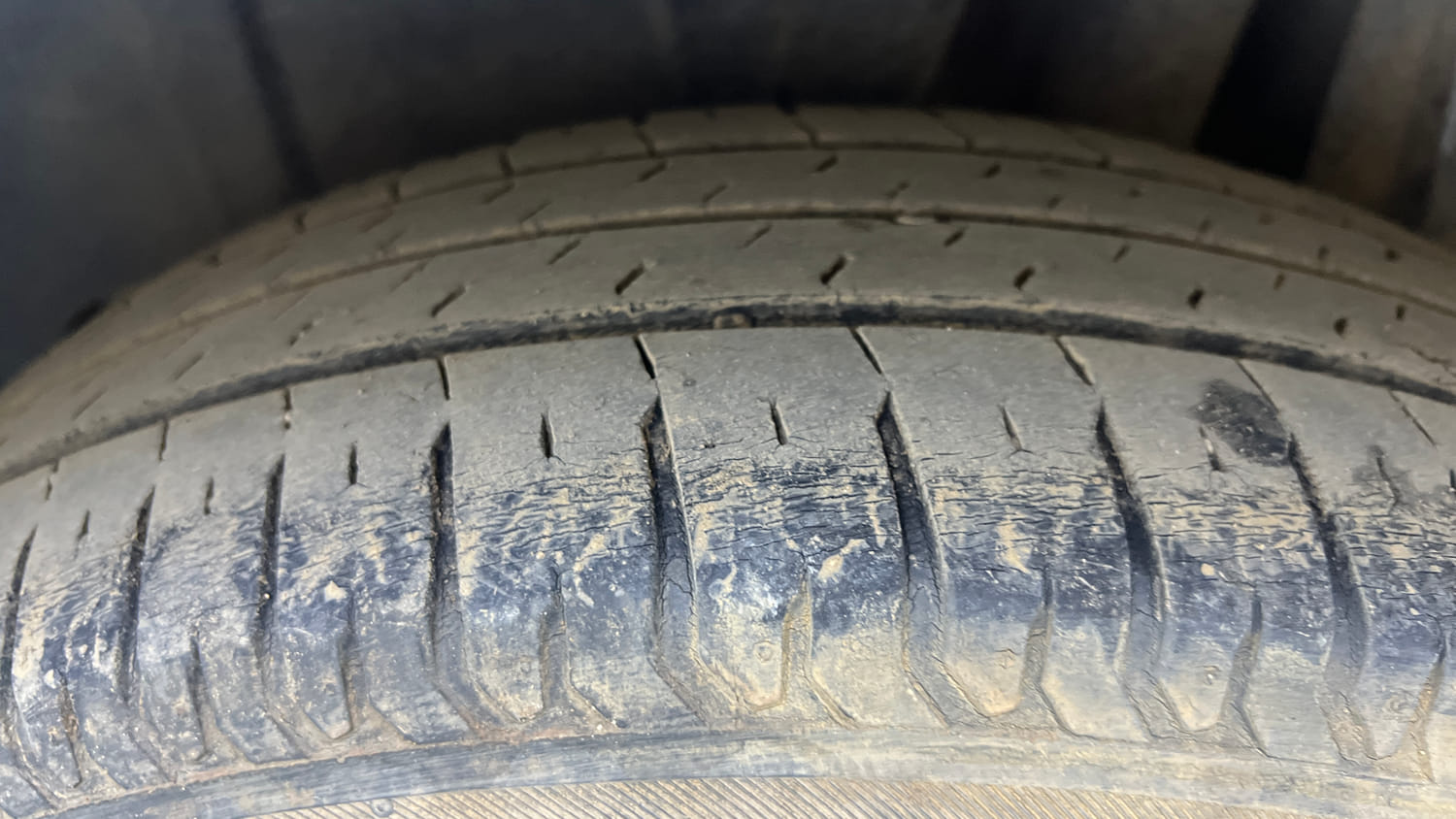 Used 2021 Maruti Suzuki New Ertiga VXi AT Petrol Automatic tyres LEFT REAR TYRE TREAD VIEW