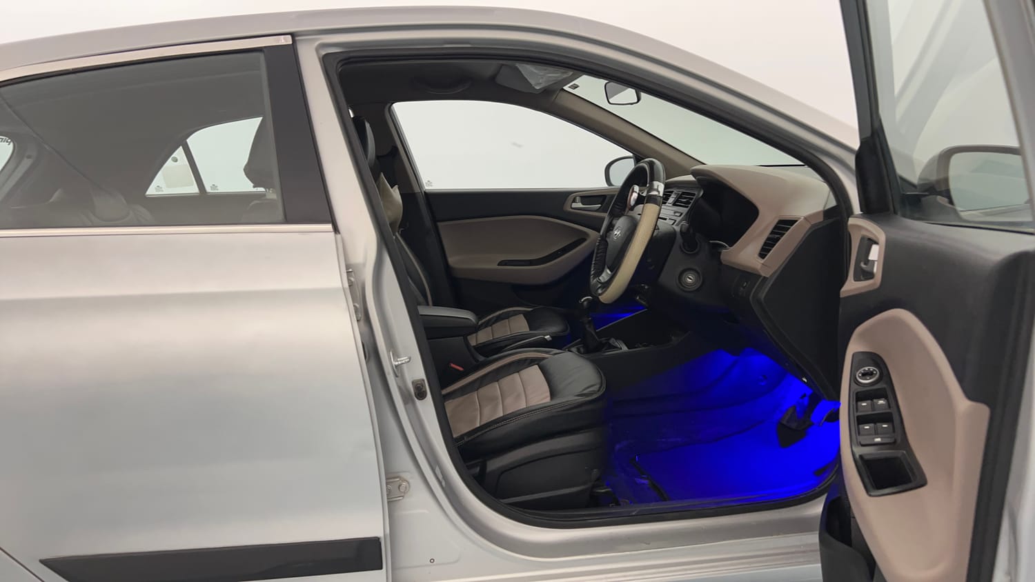 Used 2015 Hyundai Elite i20 Magna 1.2 Petrol Manual interior RIGHT SIDE FRONT DOOR CABIN VIEW
