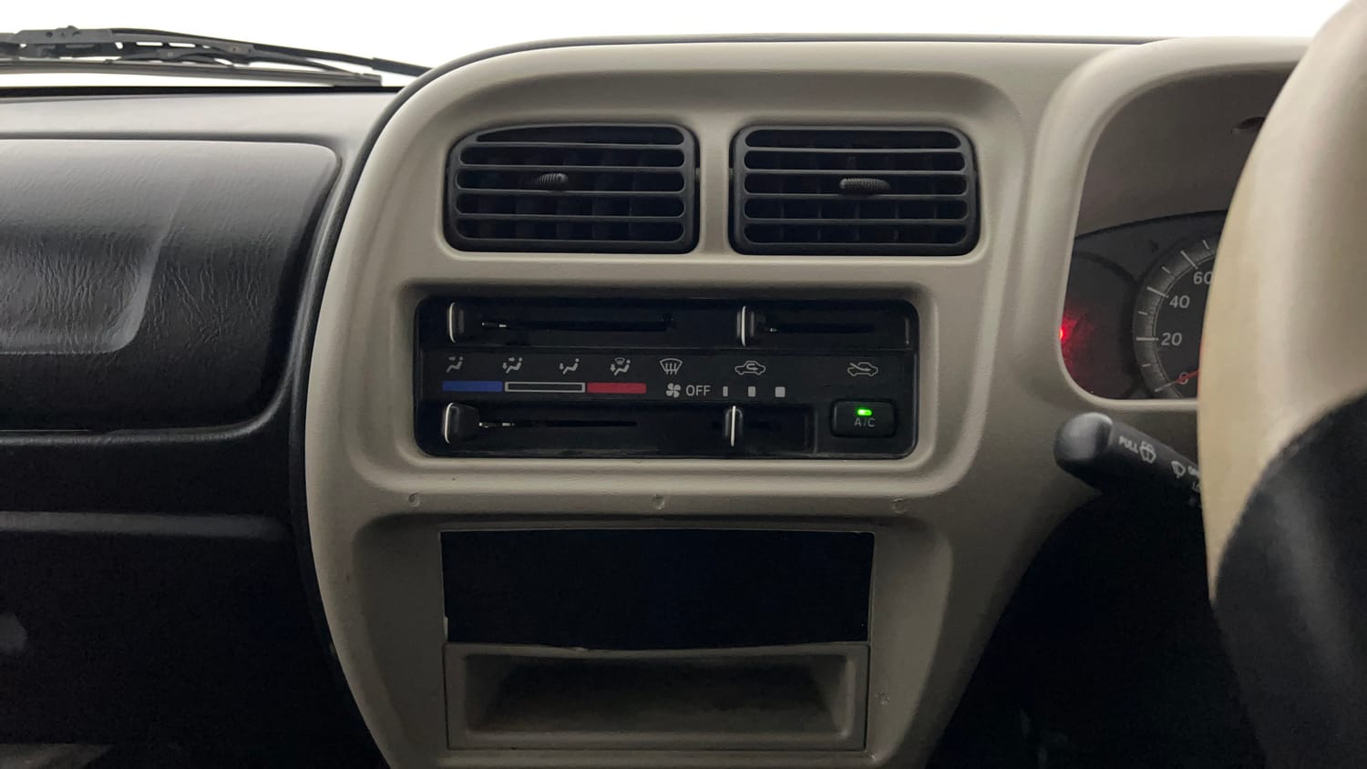Used 2022 Maruti Suzuki Eeco 5 STR AC (O) Petrol Manual interior MUSIC SYSTEM & AC CONTROL VIEW